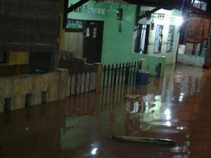 Diguyur Hujan Sejak Malam, Cipinang Melayu Banjir