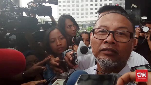 Ketua Tim Kuasa Hukum Prabowo-Sandi, Bambang Widjojanto, menyebut posisi Ma'ruf di bank-bank syariah melanggar UU Pemilu.