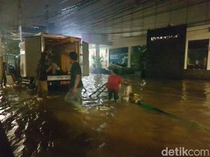 Banjir di Depan Colony Kemang, 2 Mobil Penyedot Air Dikerahkan