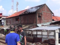 Diduga Korsleting, Sebuah Kos di Ngagel Terbakar