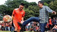 Keseruan Djarot Main Bola Bareng Persija Jakarta