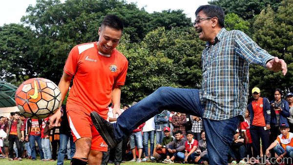 Keseruan Djarot Main Bola Bareng Persija Jakarta