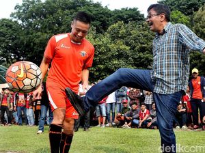Keseruan Djarot Main Bola Bareng Persija Jakarta