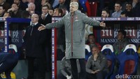 Arsene Wenger memberikan pengarahan kepada para pemain Arsenal. Reuters/Stefan Wermuth.