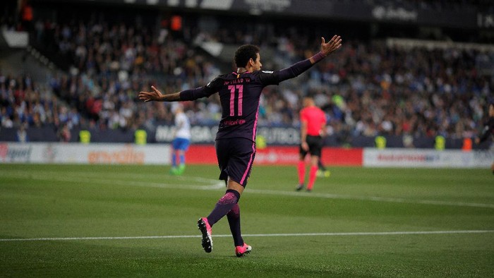 Neymar dan Sepatunya yang Merepotkan