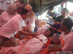 Anies Jenguk Penderita Gizi Buruk di Kampung Akuarium
