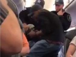 Kelebihan Penumpang, Seorang Dokter Diseret Keluar Pesawat