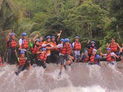Mau Tantangan Arung Jeram? River Tubing Cikalumpang Jawabannya!