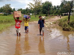 Cerita Bocah-bocah Kuli Panggul Pelintas Batas Negara