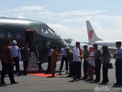 Naik CN-295, Jokowi Tiba di Bandung untuk Kunjungan Kerja