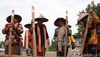 Ramai-ramai Tabuh Lesung Tolak Pabrik Semen