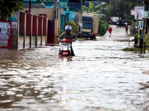 Viral Pria Makan Mie Ayam di Tengah Banjir Bekasi, Perekamnya Angkat Bicara