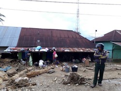 Usai Banjir Bandang Aceh, Warga Mulai Bersih-bersih Rumah
