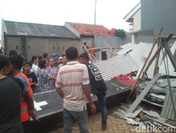 2 Mobil Tertimpa Crane di Pintu Tol Panunggangan
