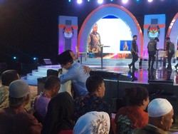 Jeda Segmen, Sandiaga Peluk Erat Nelayan yang Hadir di Debat