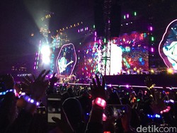 Hujan Deras Bikin Konser Coldplay di Taiwan Terasa Dramatis