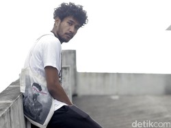 Teddy Adhitya Mengasong CD di Jalur Independen