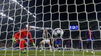 Gawang Barcelona kembali kebobolan di menit ke-55. Gawang yang dikawal Ter Stegen dibobol oleh Giorgio Chiellini. Stefano Rellandini/Reuters.