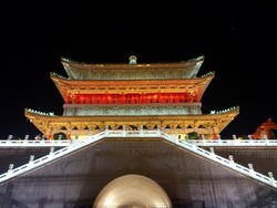 Cantiknya Menara Pandang Xian di Malam Hari