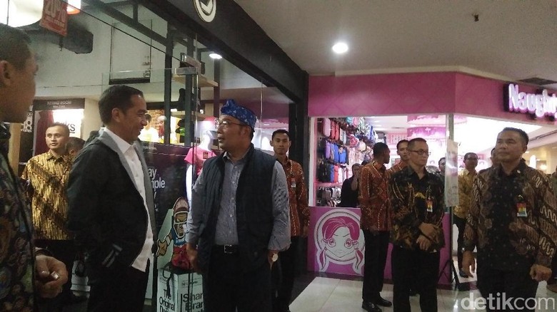 Cerita Ridwan Kamil Ajak Jokowi Beli Jaket Lokal Bandung Cerita Ridwan Kamil Ajak Jokowi Beli Jaket Lokal Bandung