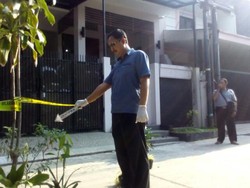 Usut Teror ke Novel Baswedan, Polisi Salat Subuh Bersama Warga