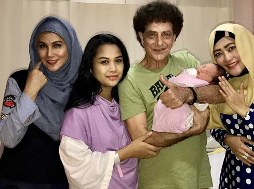 Tuntasnya Penasaran Ahmad Albar Dapat Anak Perempuan di Usia 70 Tahun Tuntasnya Penasaran Ahmad Albar Dapat Anak Perempuan di Usia 70 Tahun