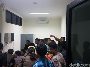 Izin Kencing, Terdakwa Kasus Senpi Kabur usai Dituntut Jaksa Izin Kencing, Terdakwa Kasus Senpi Kabur usai Dituntut Jaksa