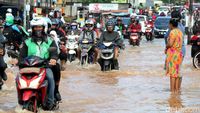 Kebanjiran, Akses Jalan Jati Mekar Bekasi Terganggu