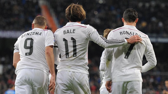 MADRID, SPAIN - MARCH 15:  Gareth Bale of Real Madrid celebrates with Cristiano Ronaldo and Karim Benzema  after scoring Real's opening goal during the La Liga match between Real Madrid CF and Levante UD at Estadio Santiago Bernabeu on March 15, 2015 in Madrid, Spain.  (Photo by Denis Doyle/Getty Images)