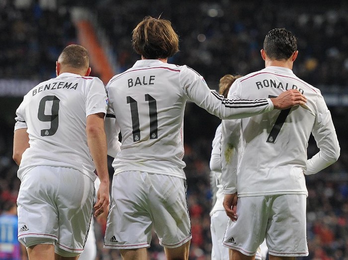 MADRID, SPAIN - MARCH 15:  Gareth Bale of Real Madrid celebrates with Cristiano Ronaldo and Karim Benzema  after scoring Real's opening goal during the La Liga match between Real Madrid CF and Levante UD at Estadio Santiago Bernabeu on March 15, 2015 in Madrid, Spain.  (Photo by Denis Doyle/Getty Images)