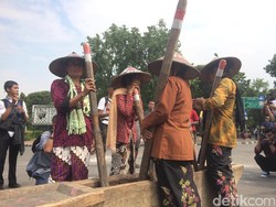 Pukul Lesung di Depan Istana, Petani Kendeng Harap Hasil KLHS Jujur