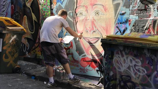 Seniman yang menggambar mural (istimewa/Kautsar Rayzaman Wiharto)