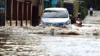 Aksi Nekat Pengendara Menerobos Banjir