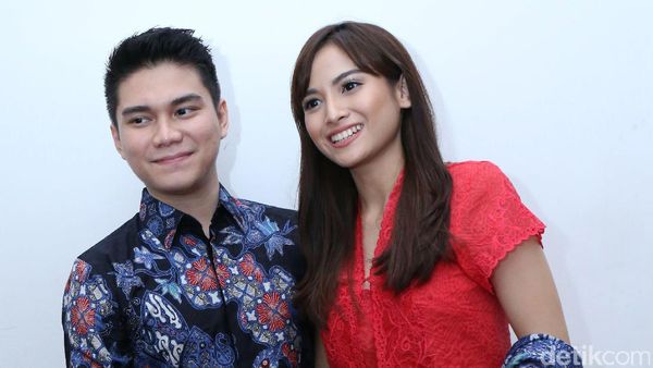 Hamil Muda, Acha Septriasa dan Suami Makin Mesra