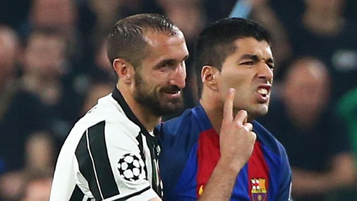 Football Soccer - Juventus v FC Barcelona - UEFA Champions League Quarter Final First Leg - Juventus Stadium, Turin, Italy - 11/4/17 Barcelonas Luis Suarez and Juventus Giorgio Chiellini  Reuters / Alessandro Bianchi Livepic
