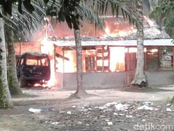 Massa Bakar Rumah Terduga Pelaku Pencabulan 7 Anak di Riau