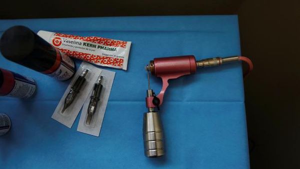 Terapi Unik, Penyintas Kanker Payudara Dibuatkan Tato Puting