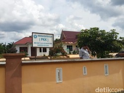 Kisah Bapak-bapak di Pedesaan di Riau yang Dilarang Merokok di Rumah