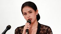 Penampilan si Cantik Maudy Ayunda Saat Bacakan Naskah Kartini