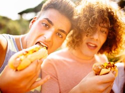 Tak Asal Gigit, Ini Tata Cara Makan Hot Dog yang Benar