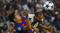 Giorgio Chiellini berebut bola dengan Luis Suarez dalam pertandingan yang dihelat di Juventus Stadium, Rabu (12/4/2017) dinihari WIB. Stefano Rellandini/Reuters.