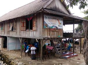 Rumah Panggung & Tradisi Memberi Makan Leluhur di Wakatobi