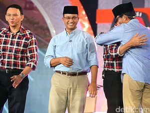 Usai Debat, Djarot-Sandi Berpelukan