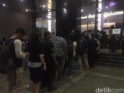 Debat Final, Pendukung Ahok dan Anies Mulai Datangi Bidakara