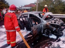 Mobil Terbakar di Exit Tol UKI, TMII Arah Cawang Macet