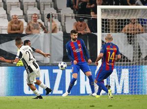 Juventus Manfaatkan Celah di Antara Gelandang dan Bek Barcelona Juventus Manfaatkan Celah di Antara Gelandang dan Bek Barcelona