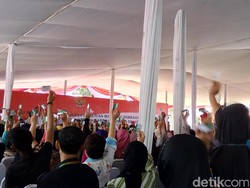 Bagi Kartu Sakti di Bandung, Jokowi Tepati Janji ke Ridwan Kamil