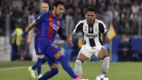 Neymar berusaha melewati Dani Alves. Giorgio Perottino/Reuters.
