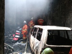 Api Ludeskan Toko Sepatu dan 2 Kendaraan di Bandung