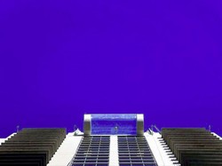 Ngeri! Kolam Renang Transparan di Ketinggian 152 Meter